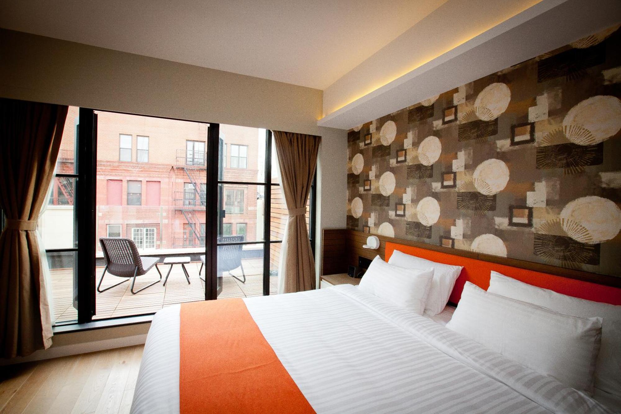 Penthouse mit Kingsize-Bett und Balkon