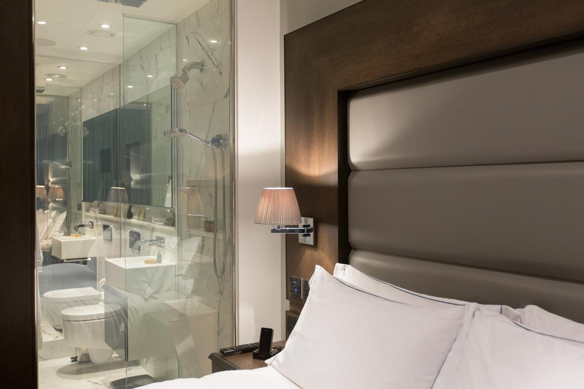 Kleines Zimmer mit Queensize-Bett