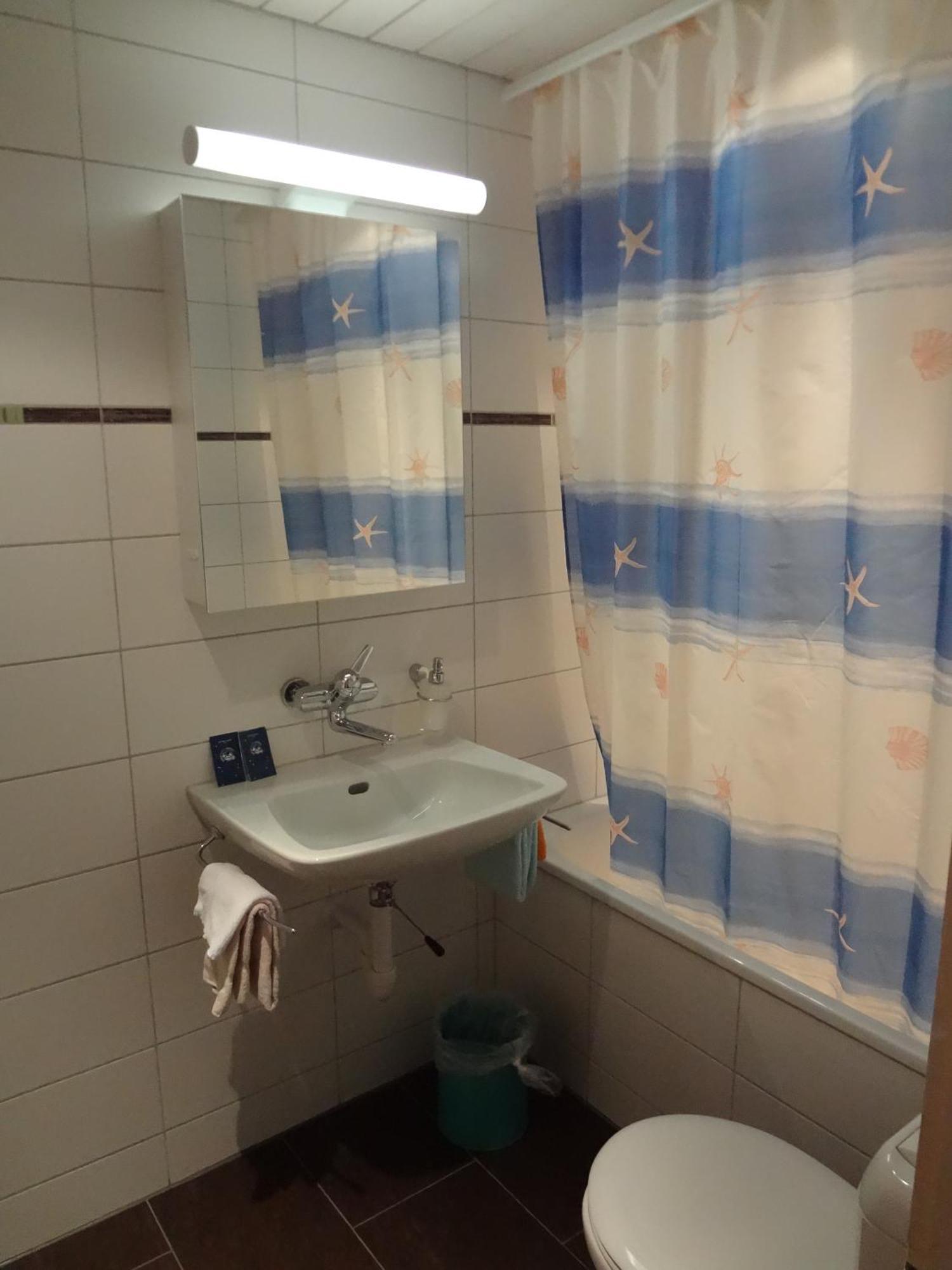 Kleines Zweibettzimmer