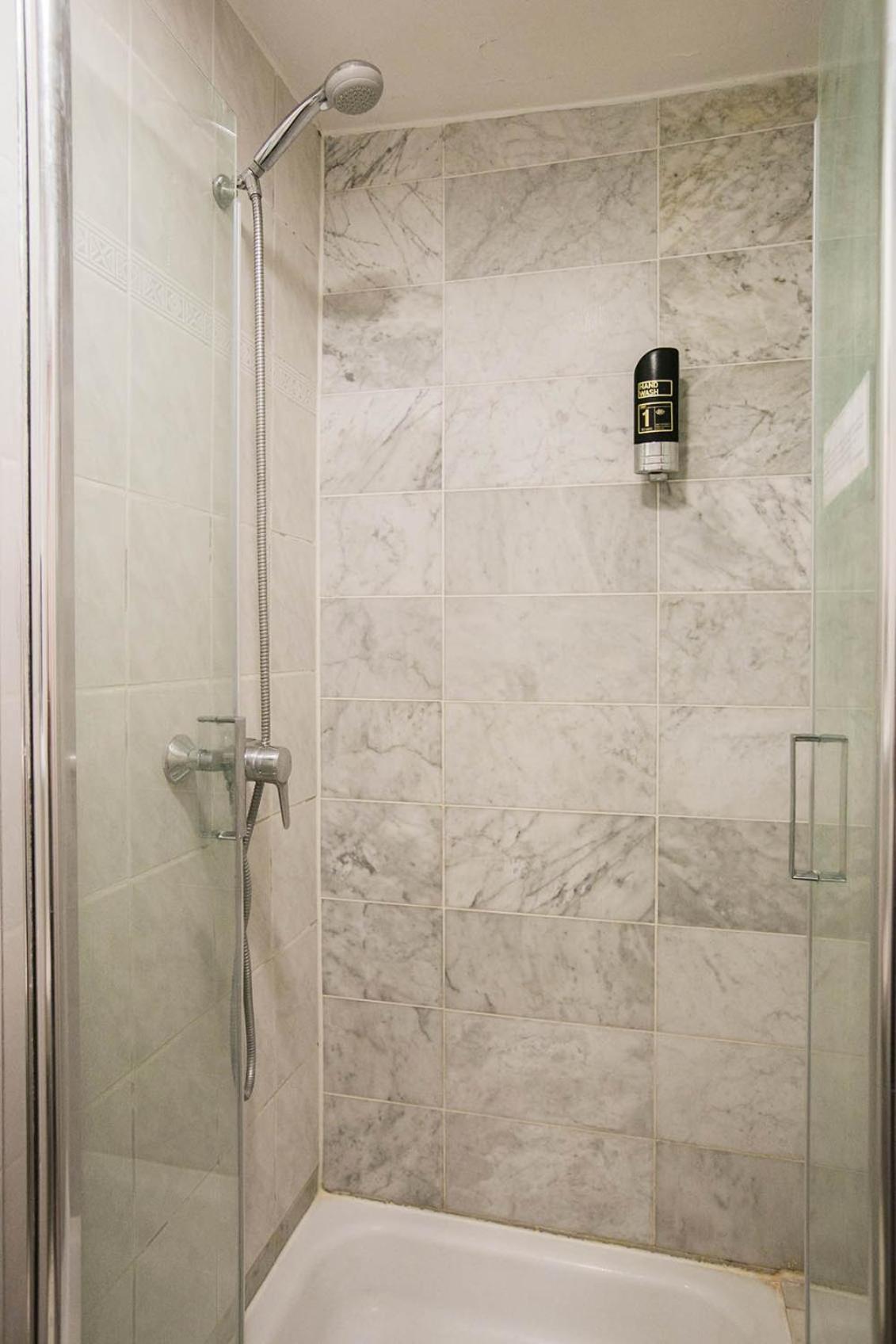 Einzelzimmer mit Gemeinschaftsdusche und -WC