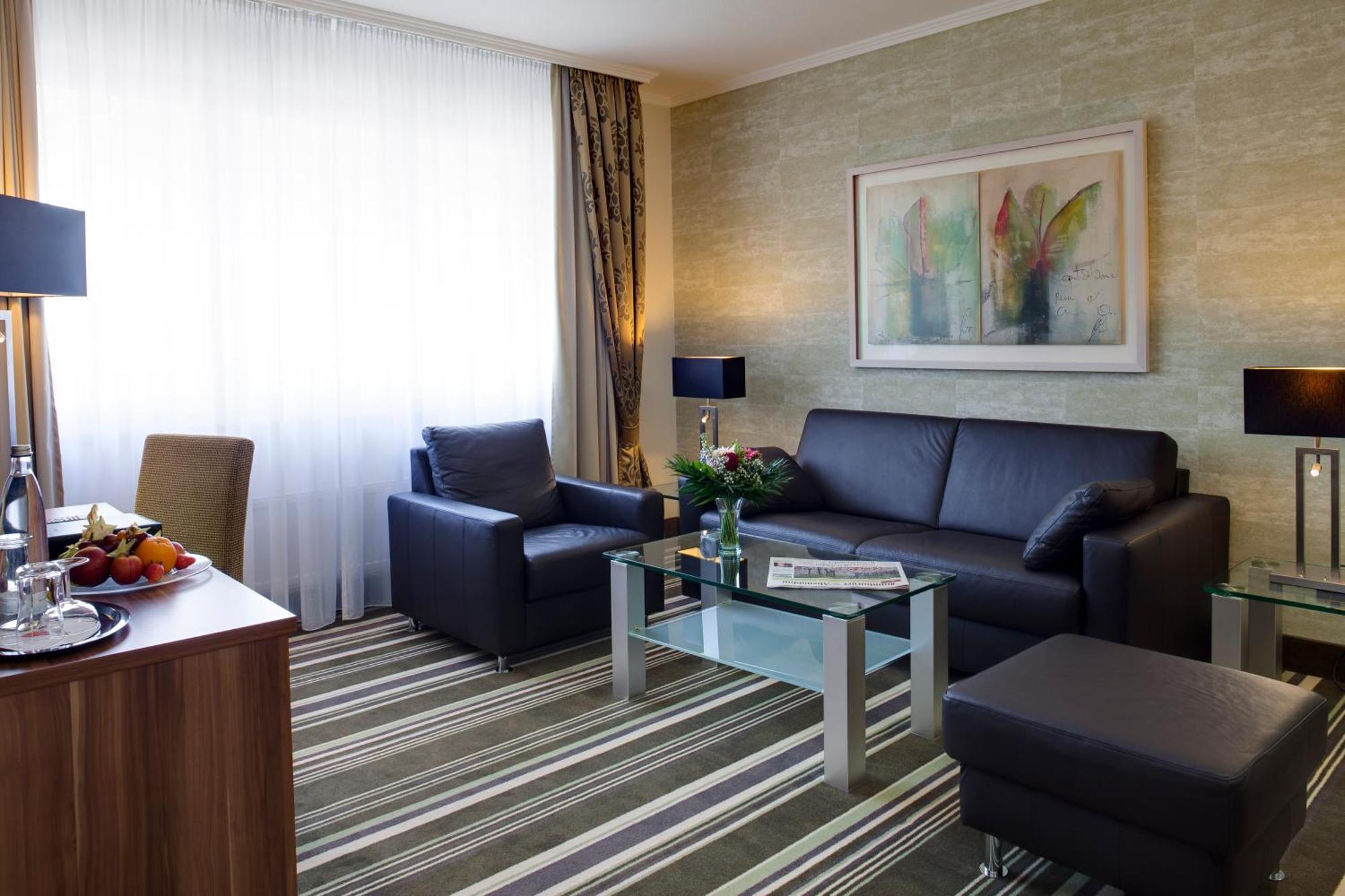 Apartment mit Doppelbett und Küche