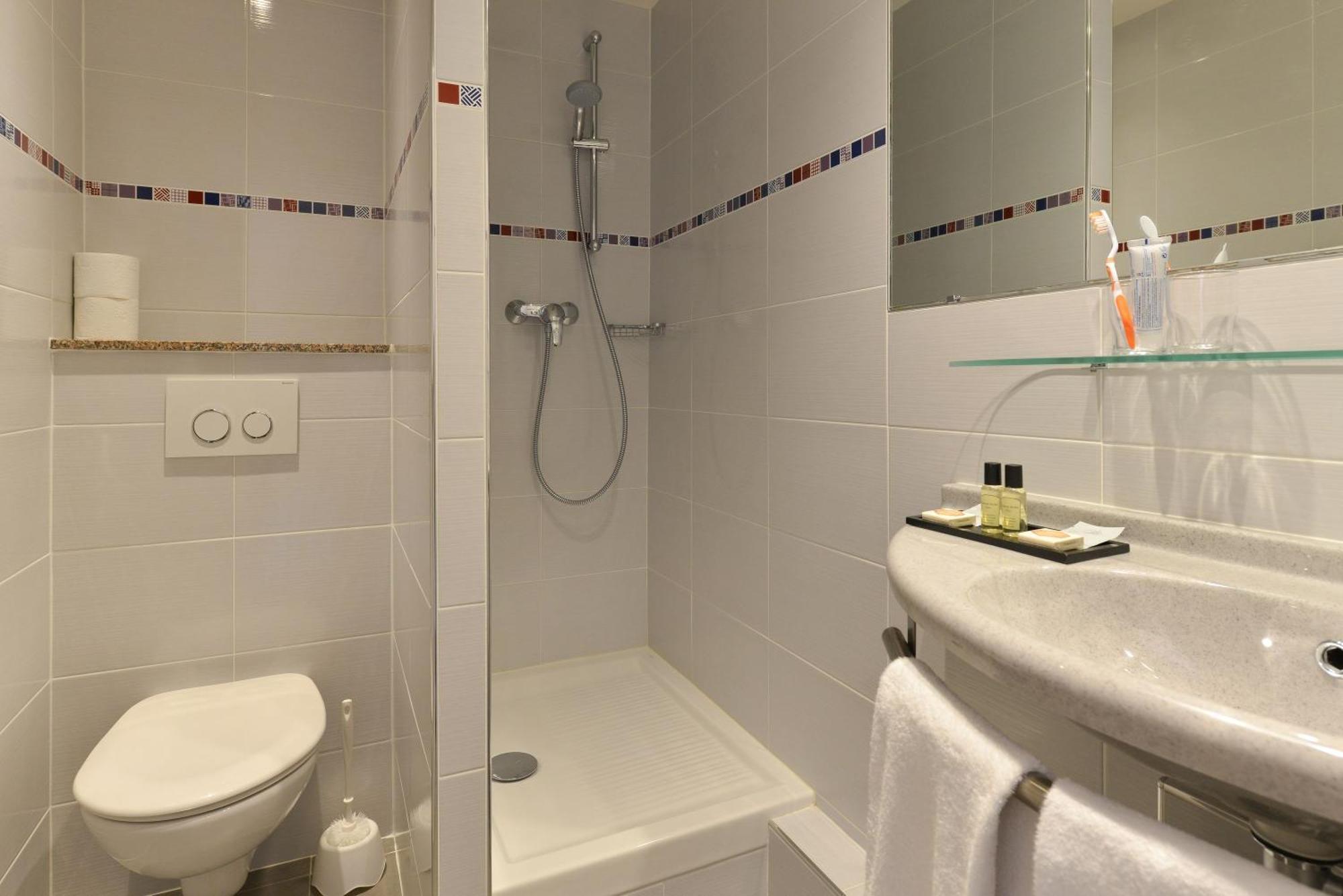 Triple Room,691573083:JPEG