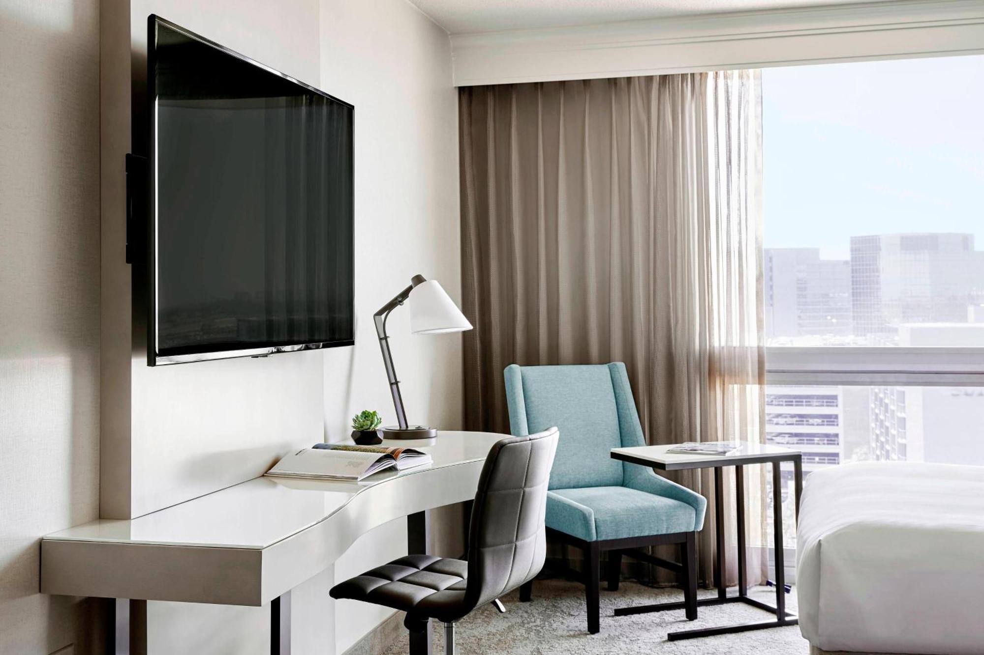 Zimmer mit 2 Doppelbetten, Balkon und Poolblick