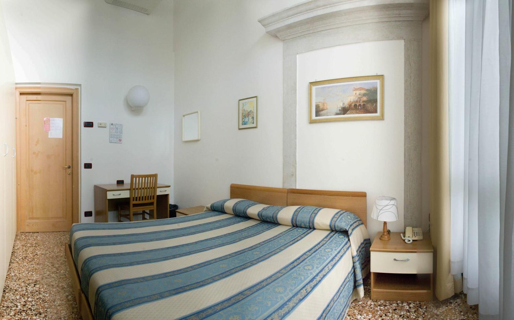 Doppel- oder Zweibettzimmer