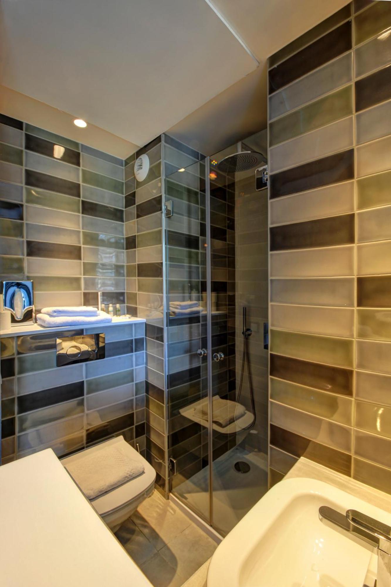 Kleines Einzelzimmer mit Dusche