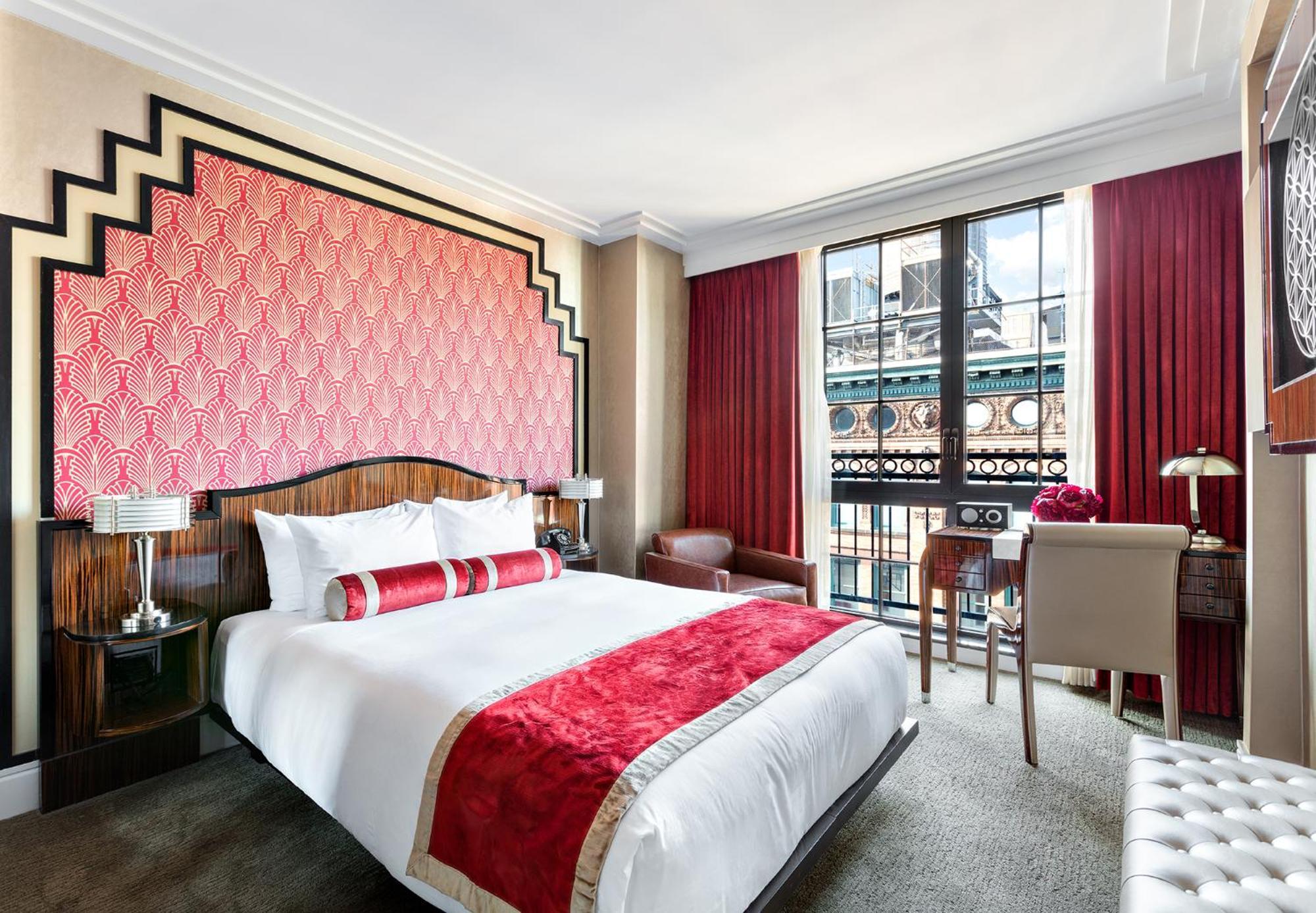 Zimmer Grove mit Queensize-Bett und Blick auf das Empire State Building