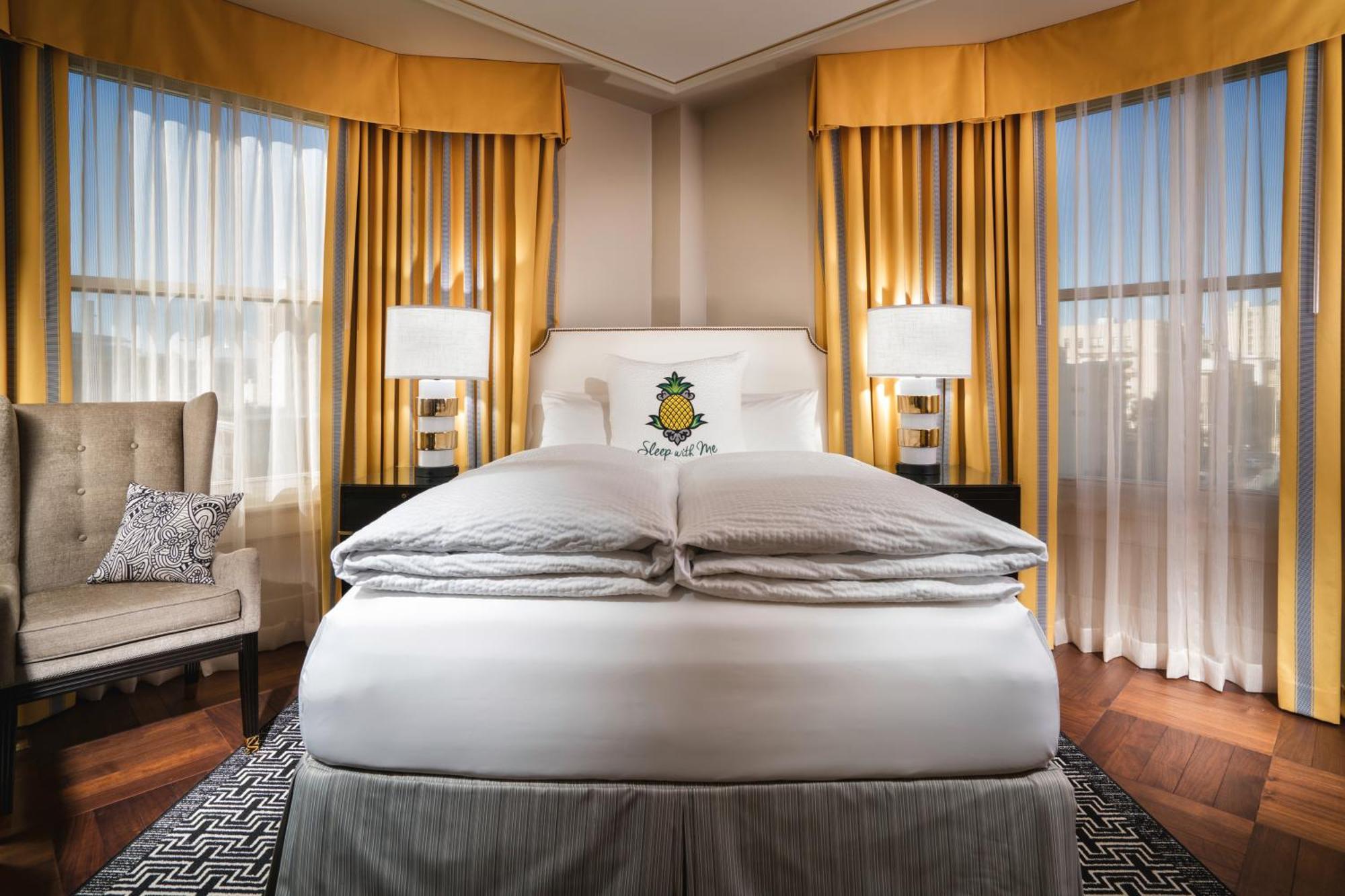 Zimmer Drama mit Queensize-Bett