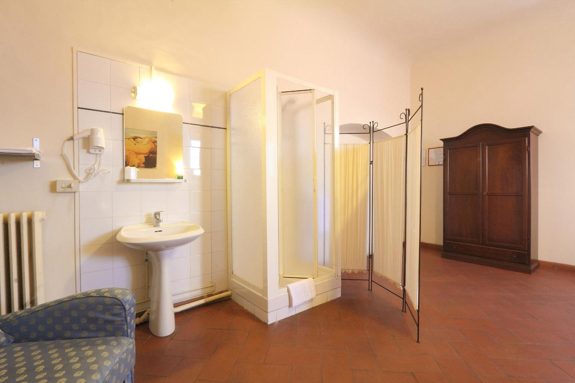 Doppelzimmer mit eigener Dusche und Gemeinschafts-WC