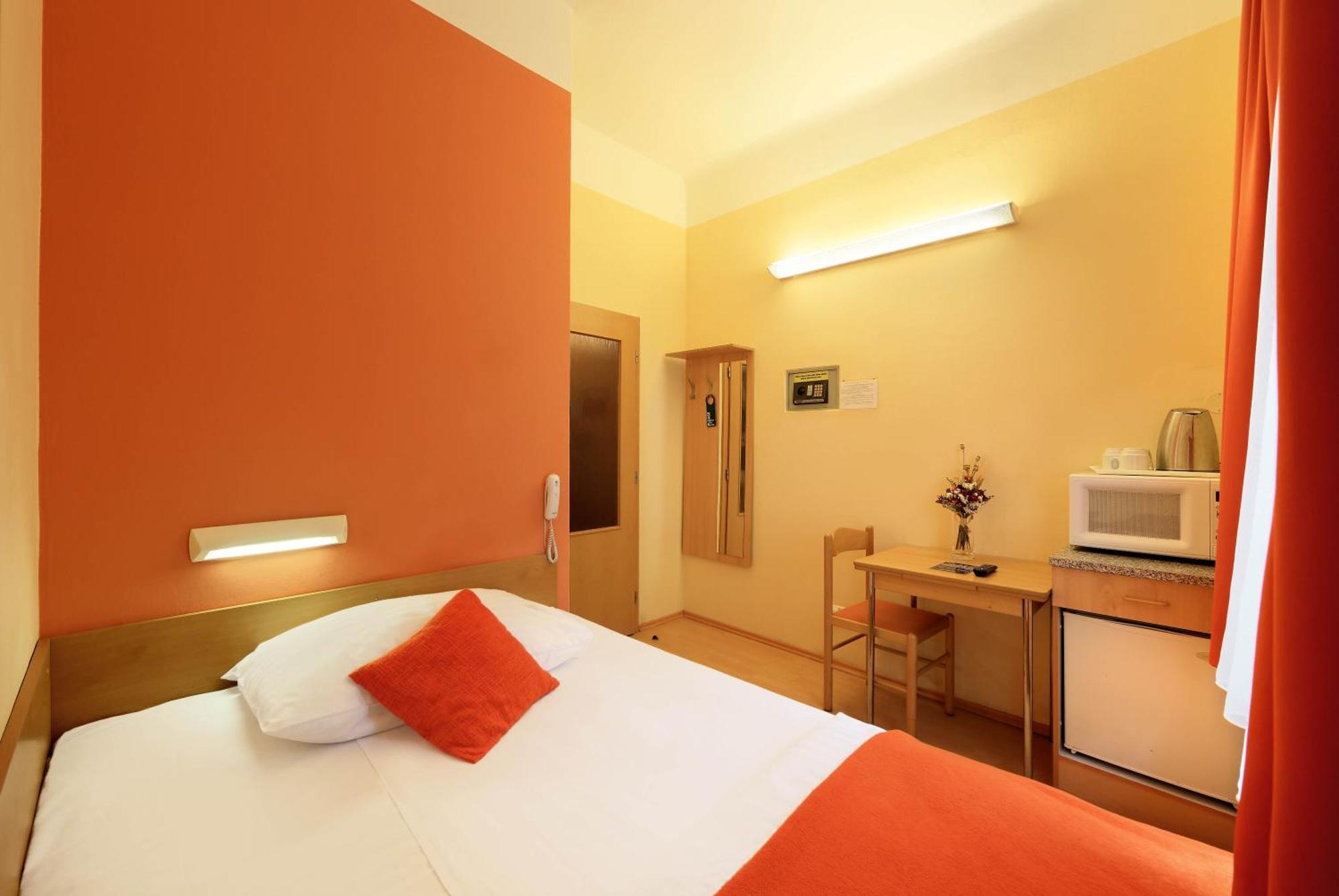 Single Room,744023500:JPEG