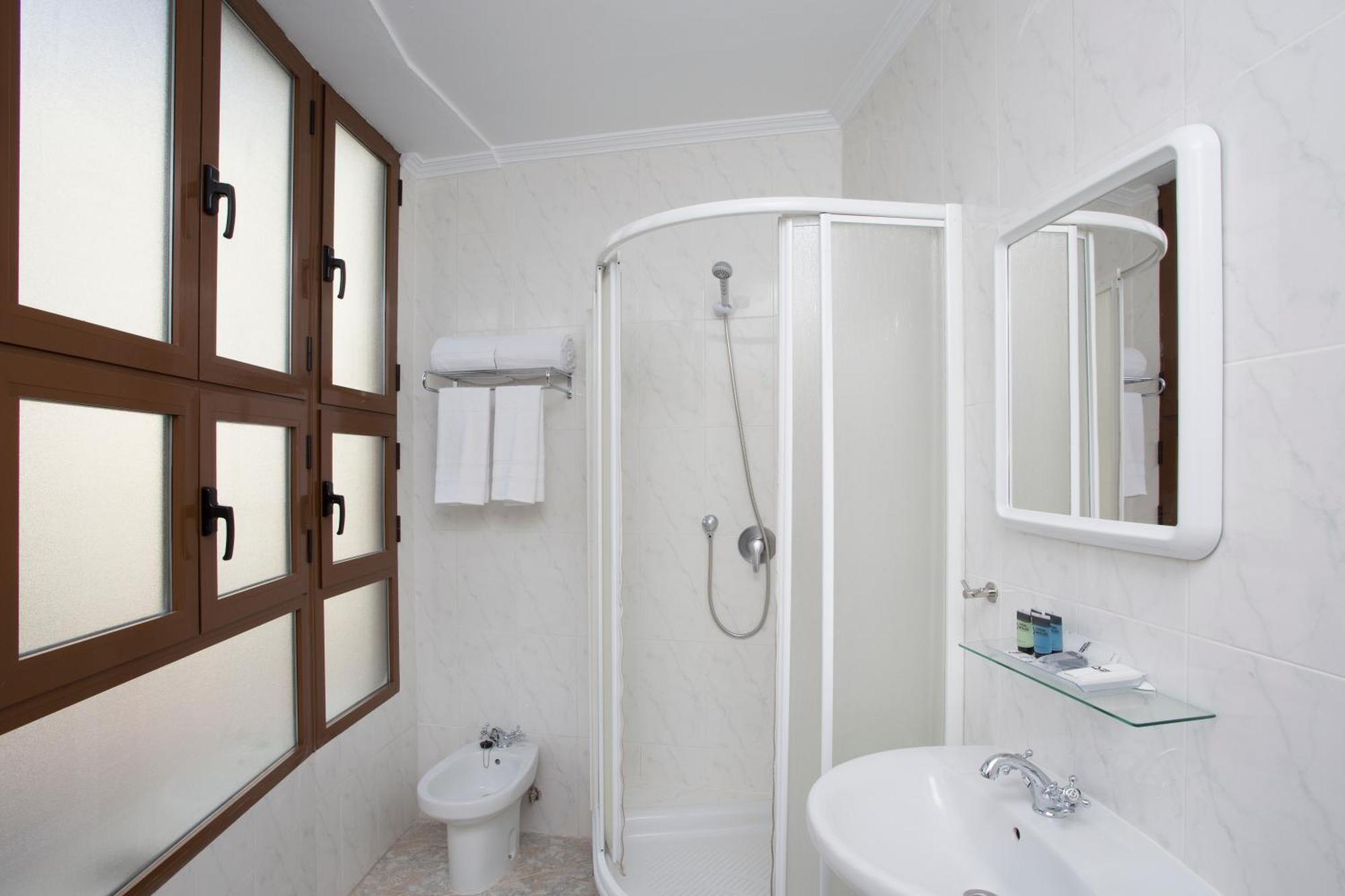 Zweibettzimmer mit Balkon
