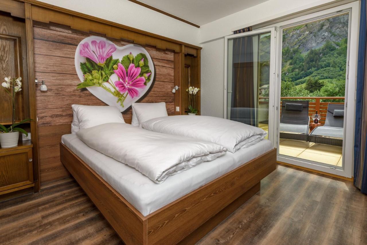 Doppelzimmer mit Balkon und Bergblick