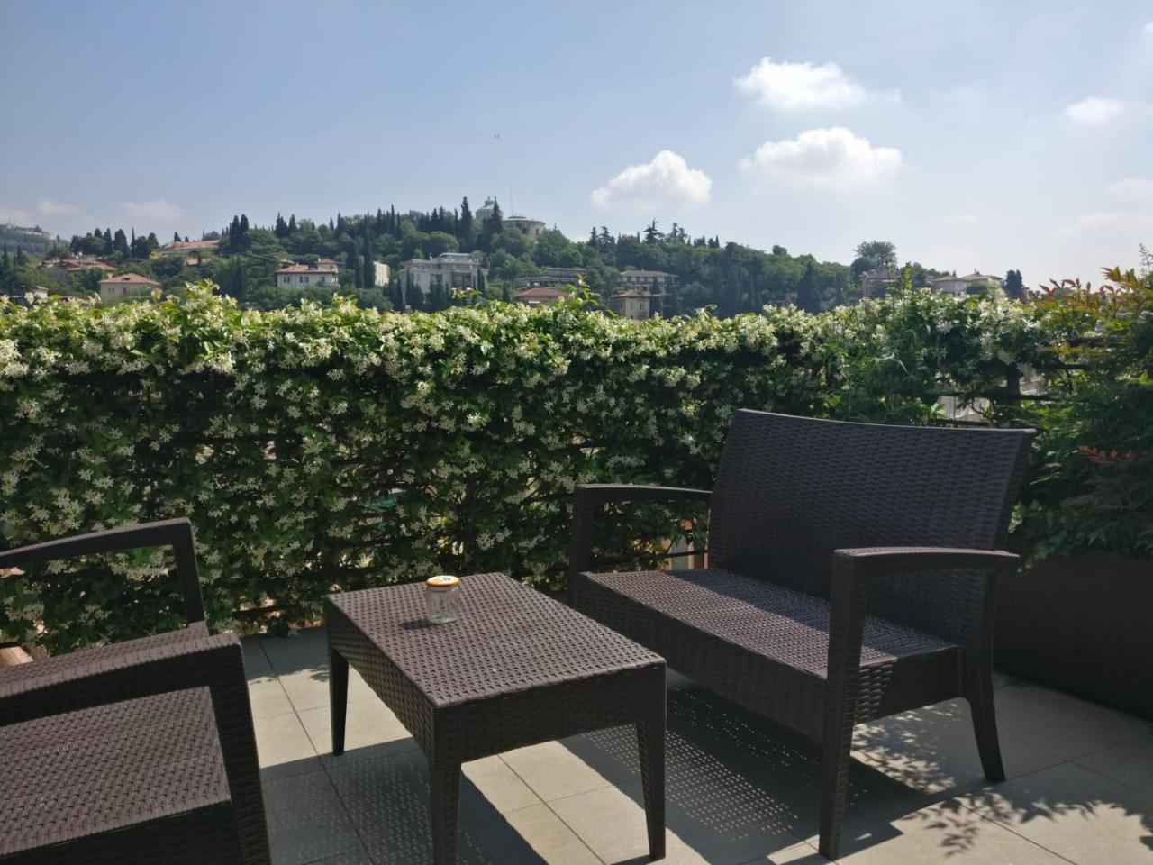 Apartment mit Terrasse und Balkon