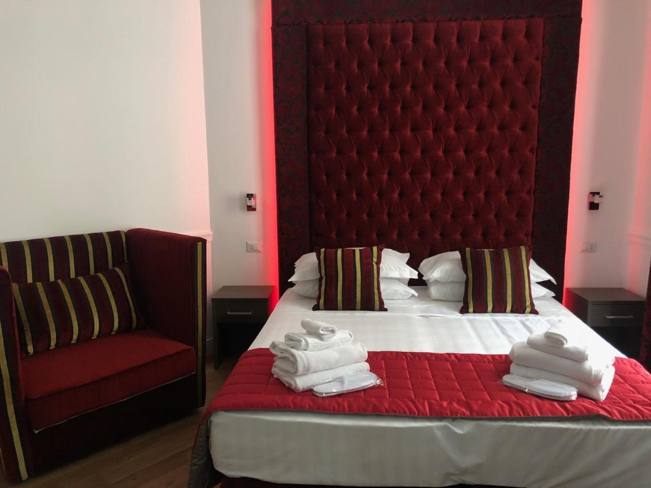 Zimmer mit Kingsize-Bett und Balkon