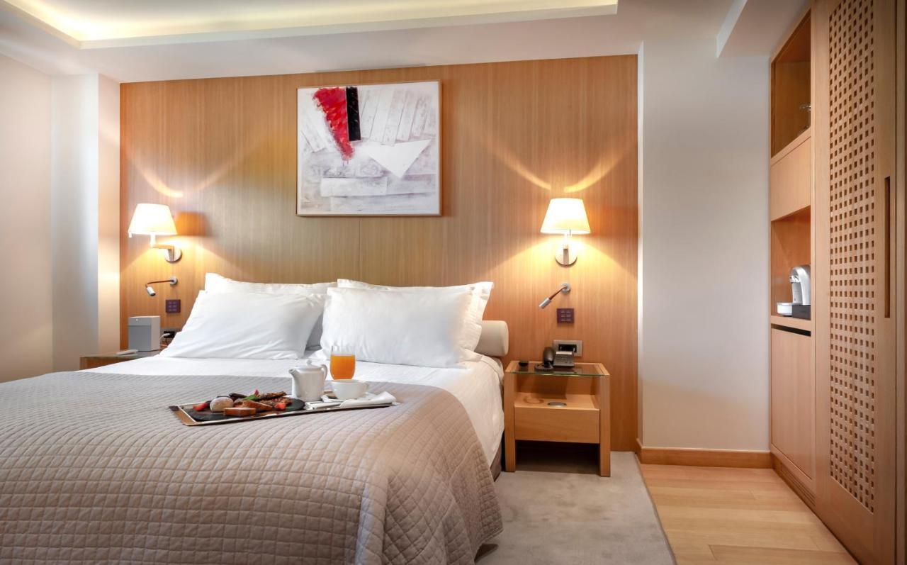 Gemütliches Zimmer mit Straßenblick