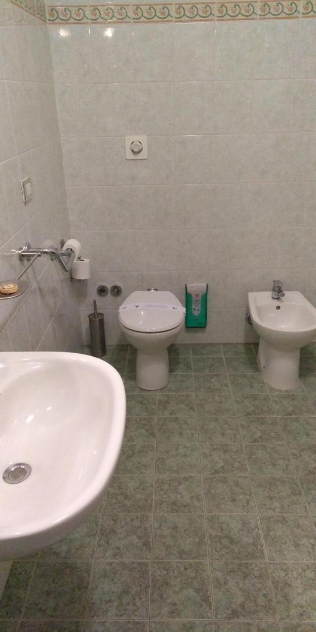 Kleines Doppelzimmer mit eigenem externen Bad (Badezimmer 7 Meter von der Zimmertür entfernt)