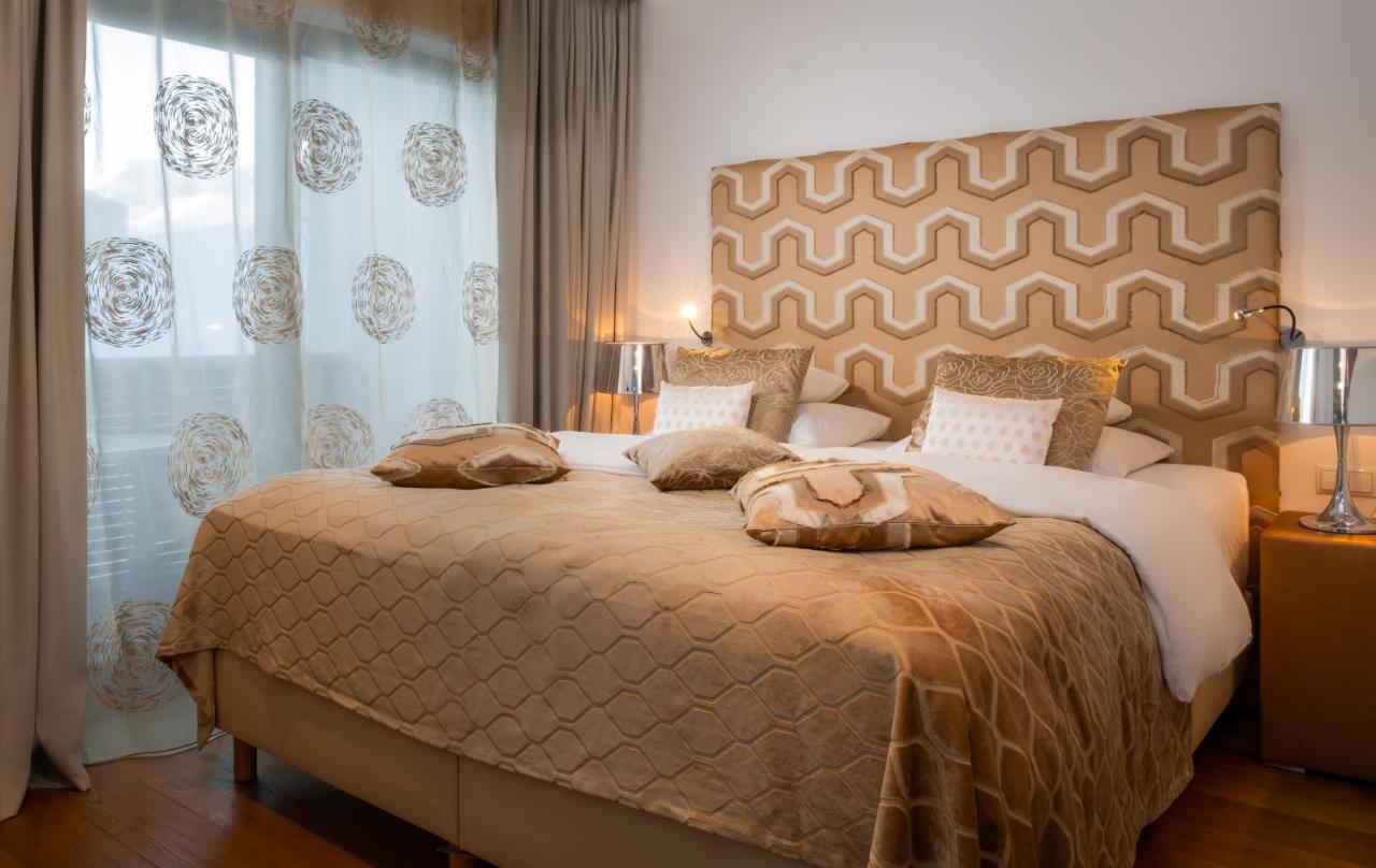 Zimmer mit Kingsize-Bett