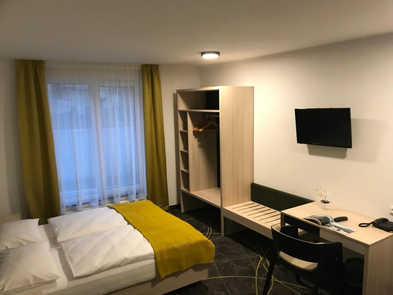 Doppel- oder Zweibettzimmer