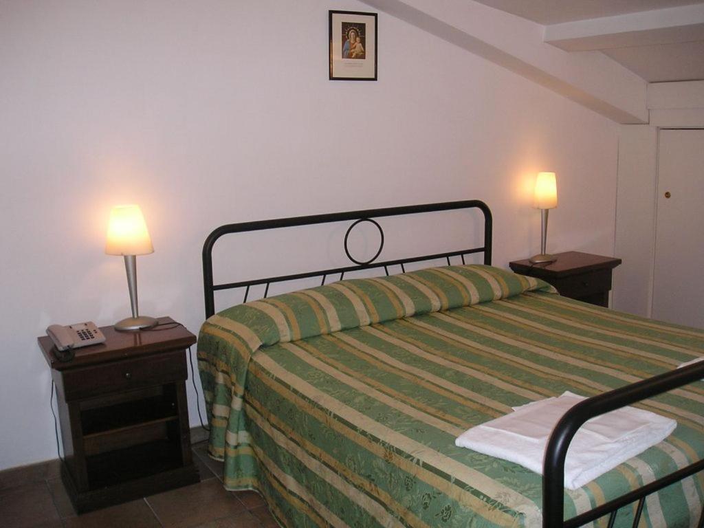 Doppel- oder Zweibettzimmer