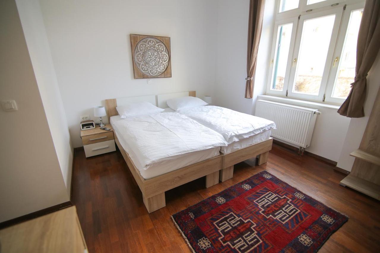 Doppel- oder Zweibettzimmer