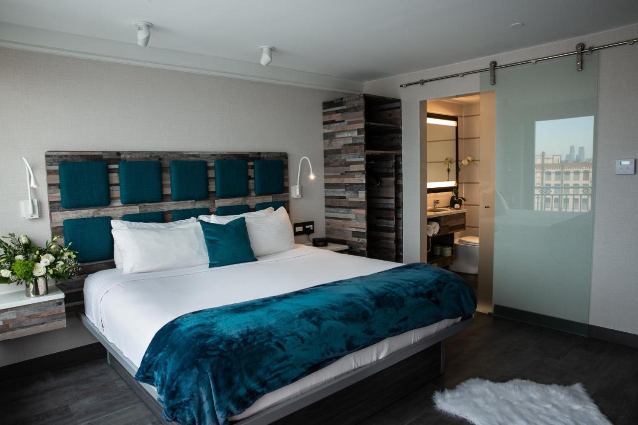 Signature Collection Deluxe Zimmer mit Kingsize-Bett, Terrasse und Blick auf Manhattan