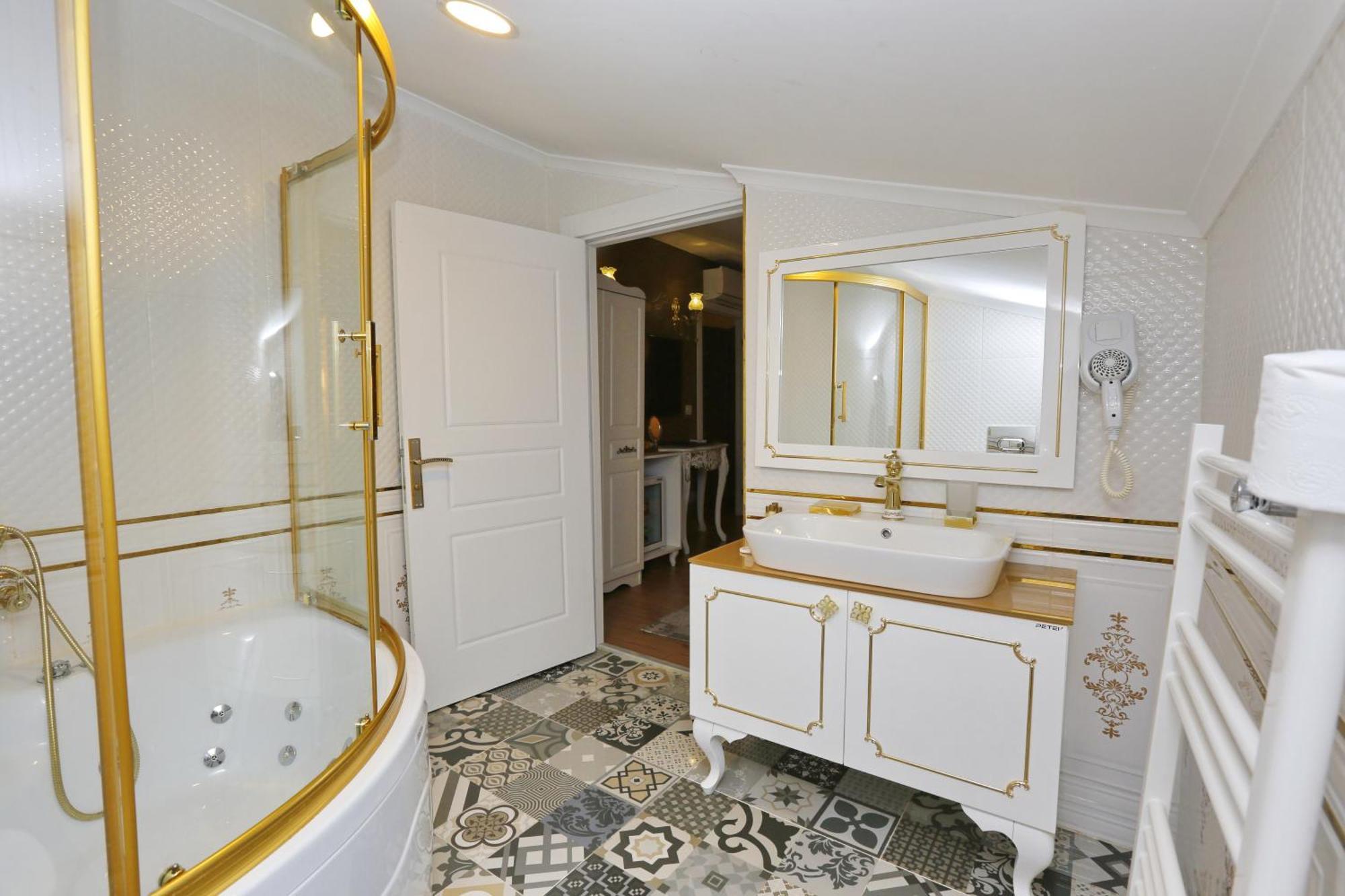 Penthouse-Suite mit Whirlpool-Badewanne