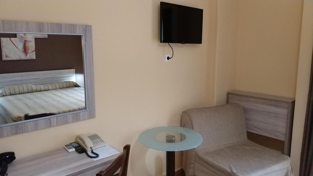 Doppel-/Zweibettzimmer mit Balkon