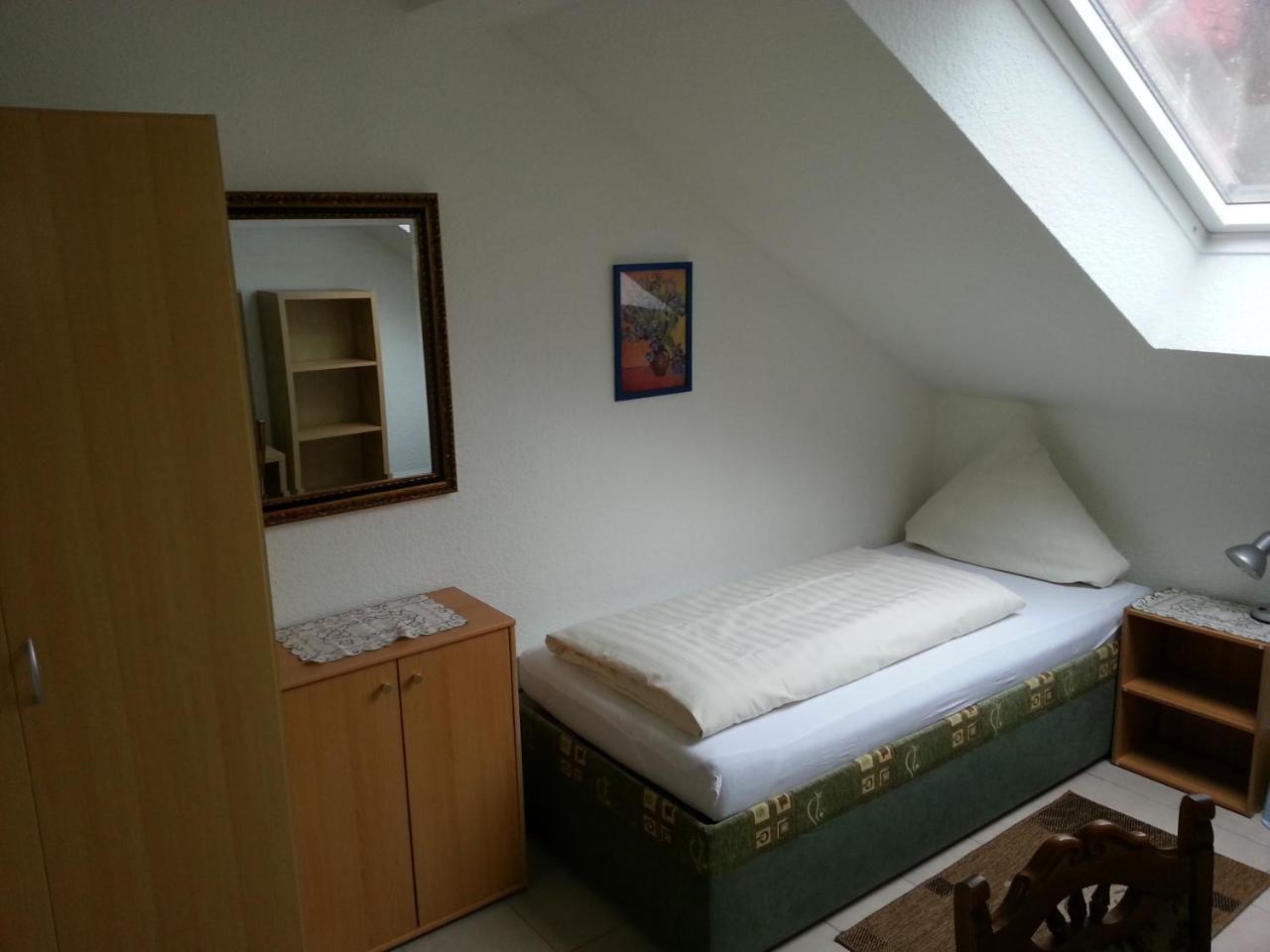 Single Room,775332100:JPEG
