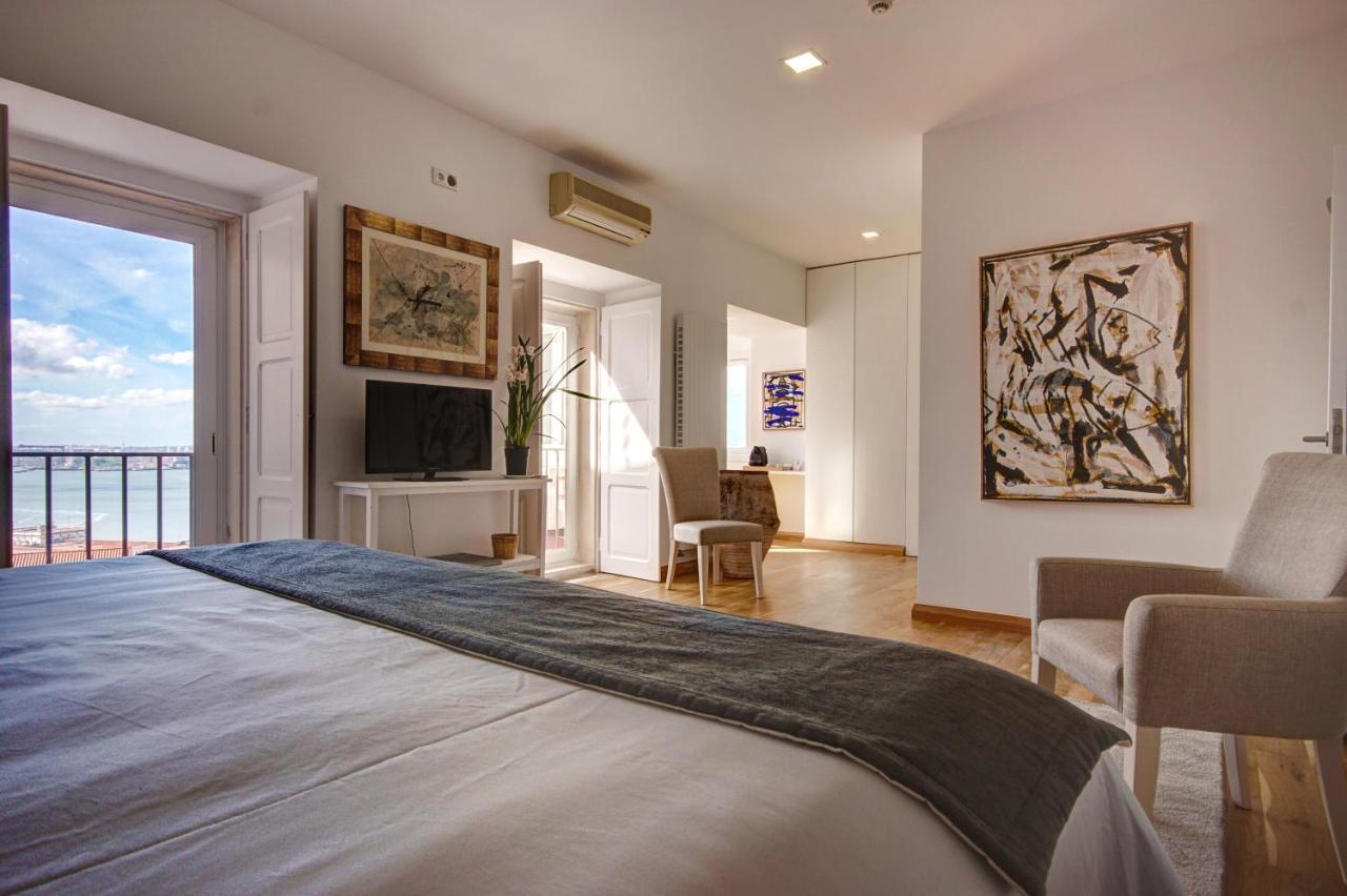 Luxus-Suite mit Panoramablick auf den Fluss und Kingsize-Bett