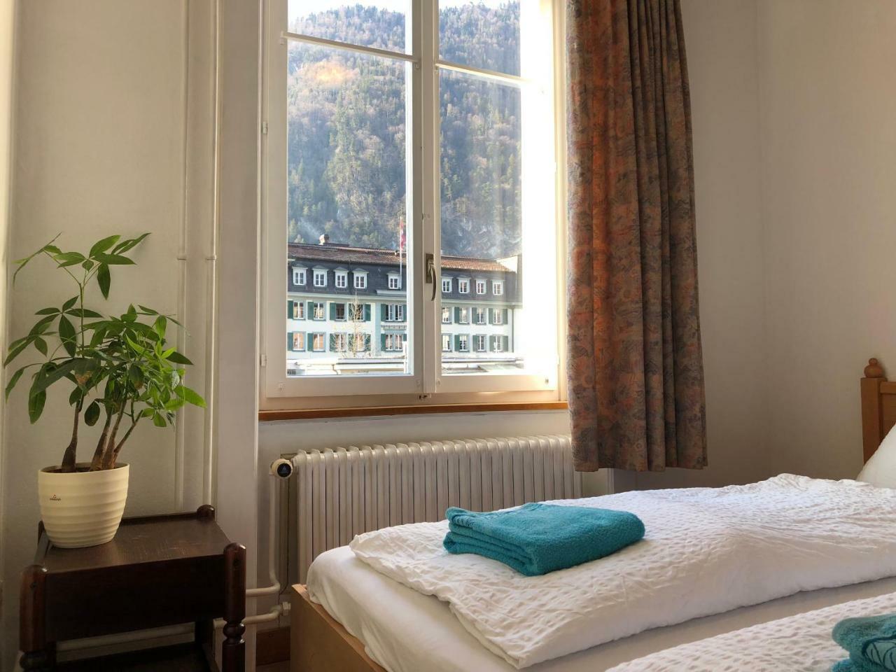 Doppelzimmer mit Bergblick und Gemeinschaftsbad