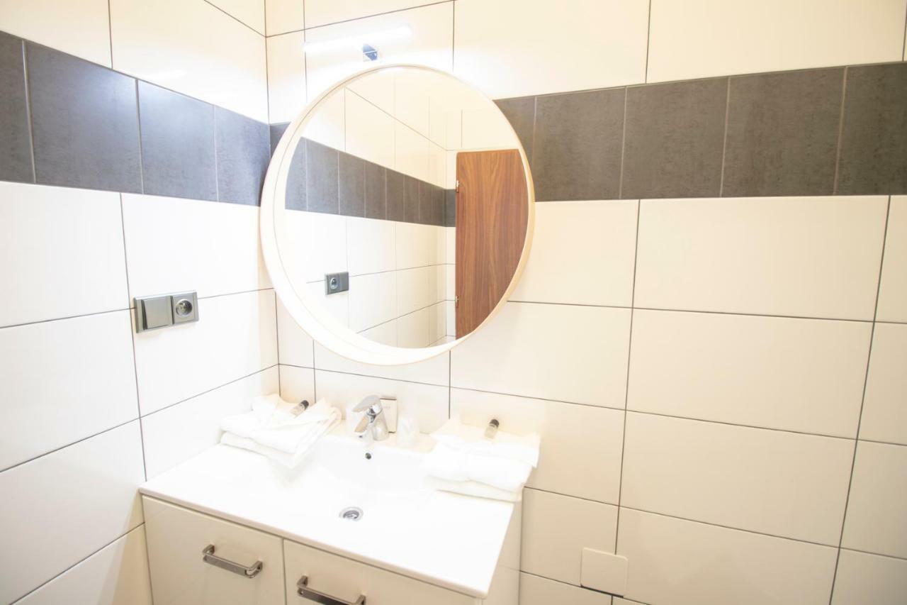 Deluxe Achtbettzimmer 2 mit eigenem, externem Bad