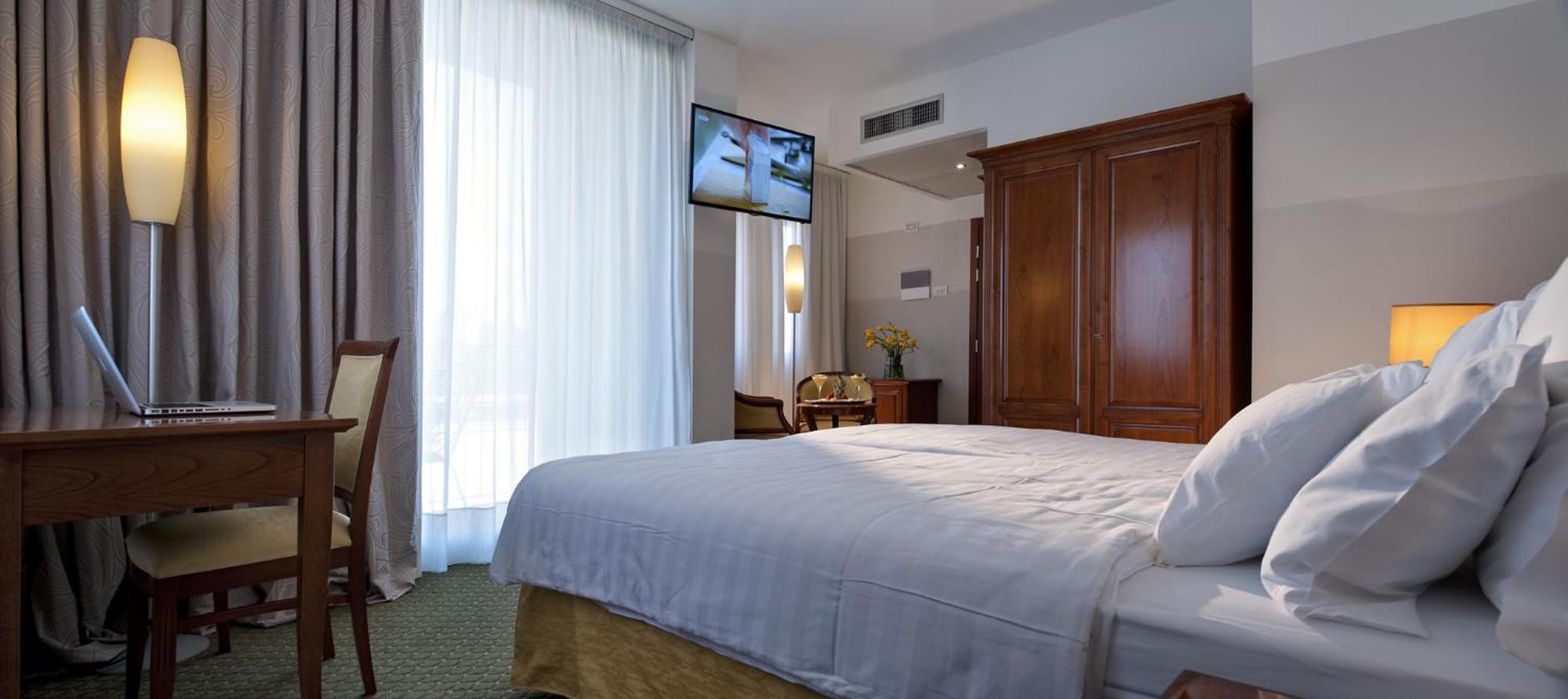 Deluxe Double Room with Balcony,1592882468:JPEG