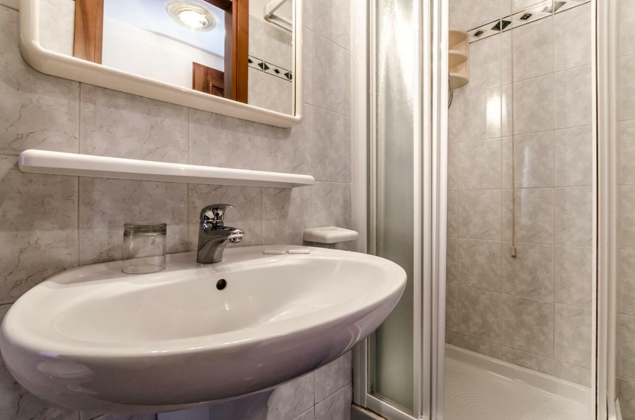 Doppelzimmer mit Gemeinschaftsbad - separates Gebäude