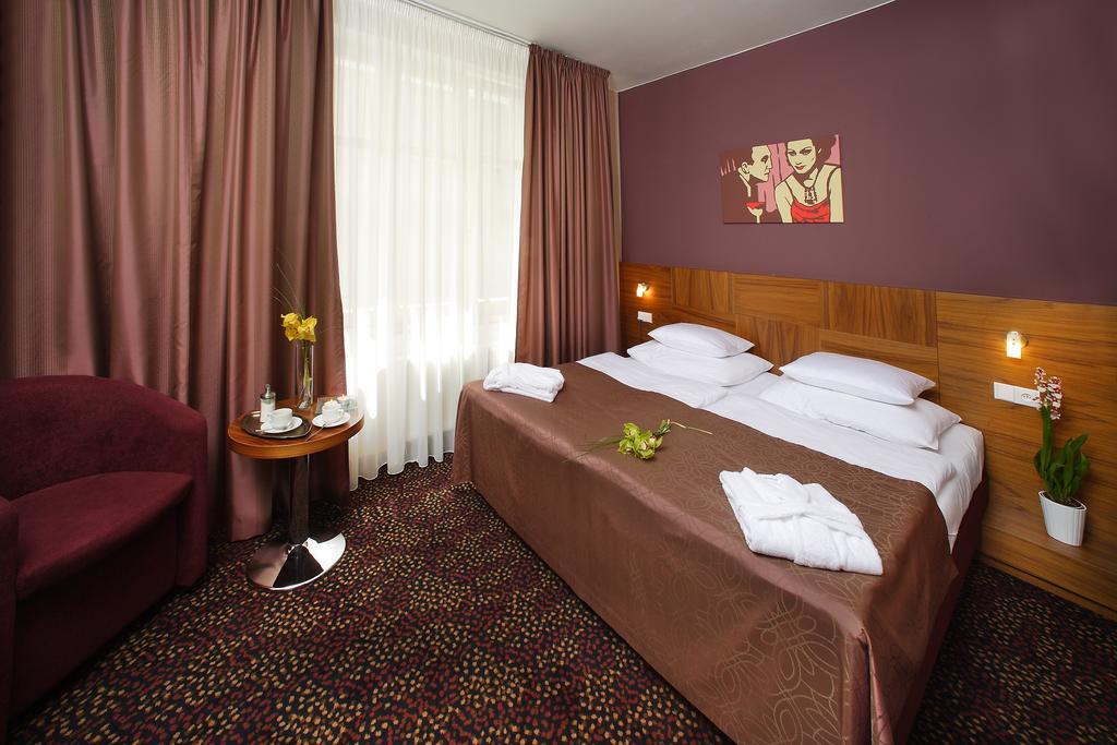 Doppel- oder Zweibettzimmer