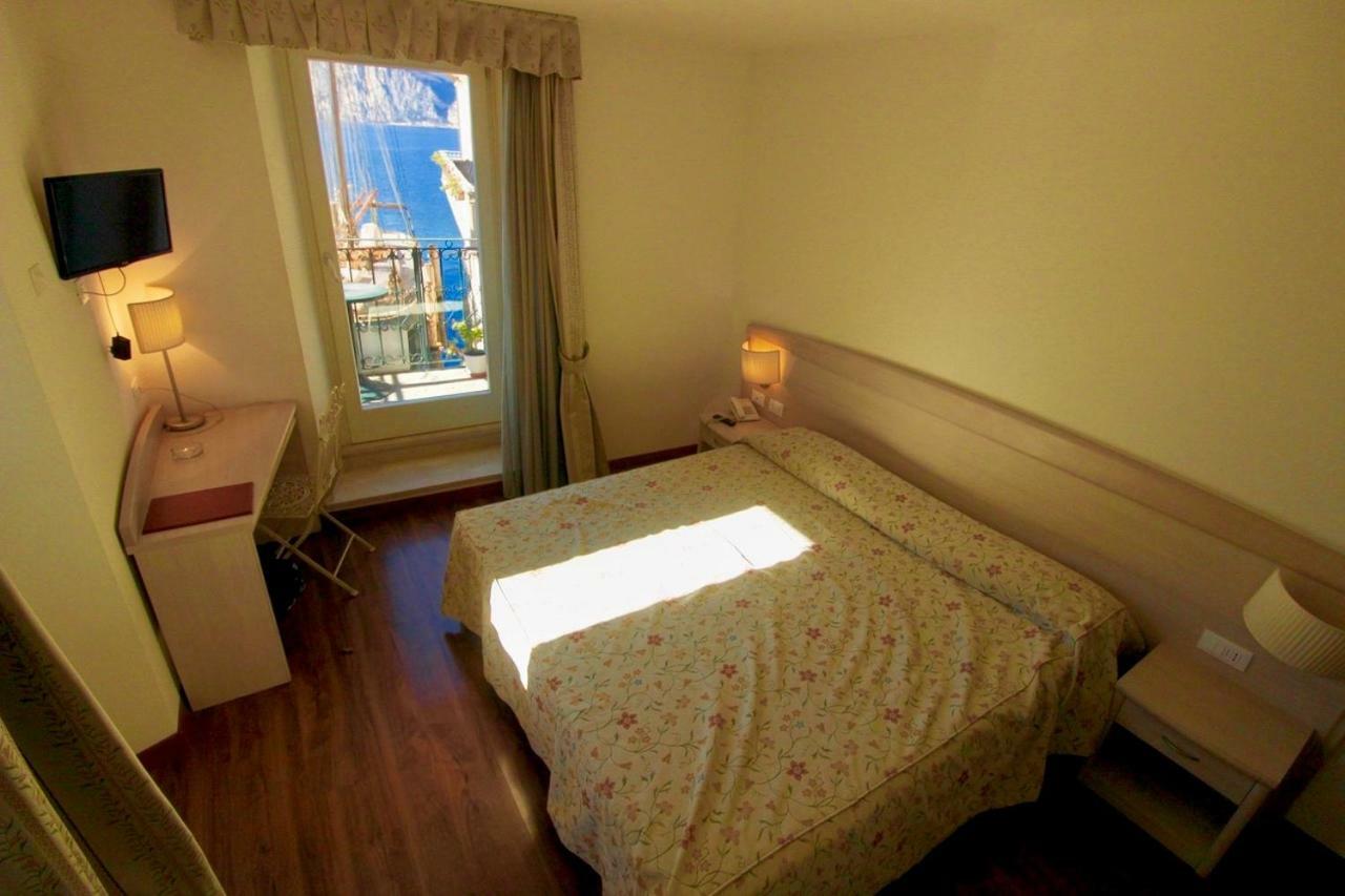 Doppel-/Zweibettzimmer mit Balkon und Seeblick