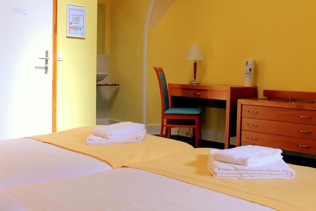 Zweibettzimmer mit Gemeinschaftsbad und Parkblick