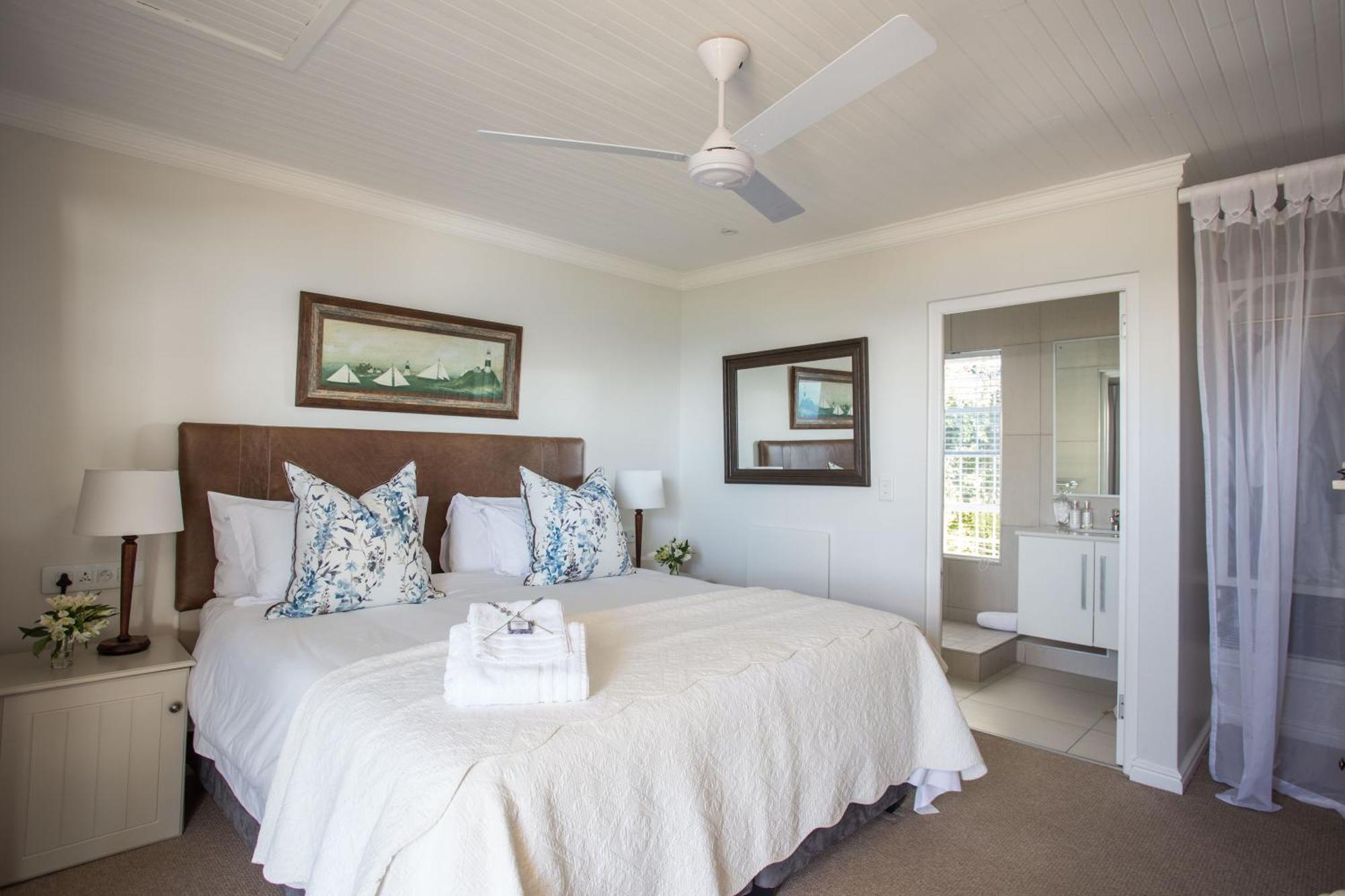 Standard Zimmer mit Kingsize-Bett und Meerblick – Colonial Room