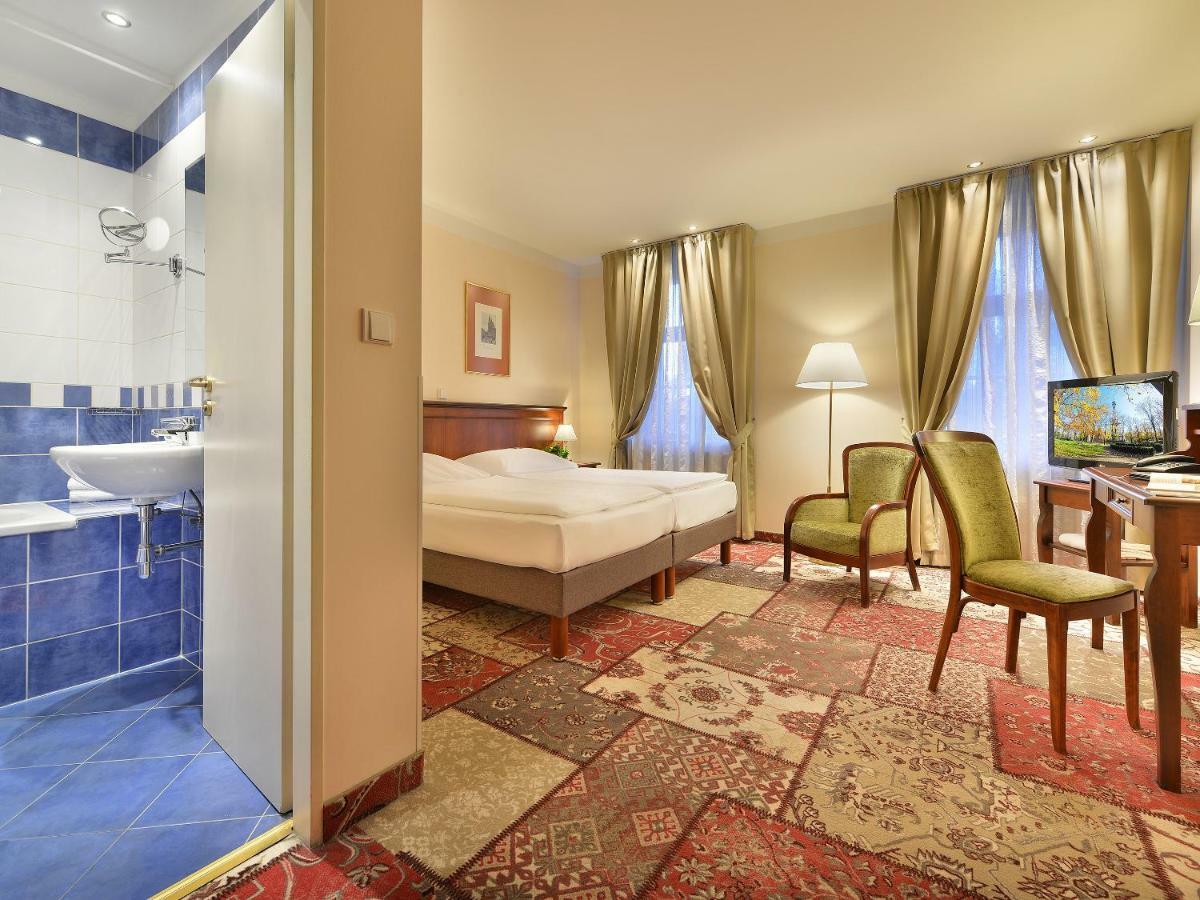 Doppel-/Zweibettzimmer mit Schlossblick