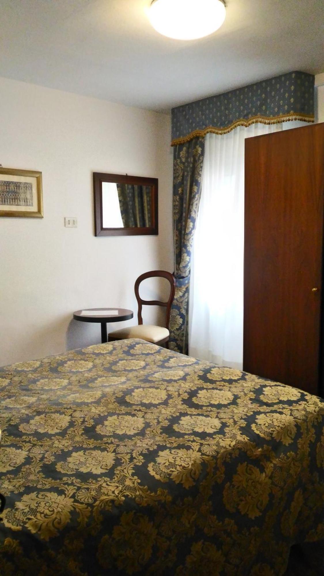 Doppel-/Zweibettzimmer mit Gemeinschaftsbad