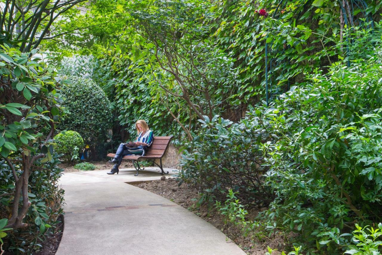 Vierbettzimmer mit Gartenblick