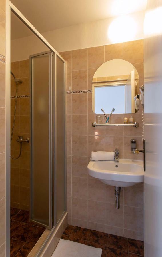 Dreibettzimmer mit Bad