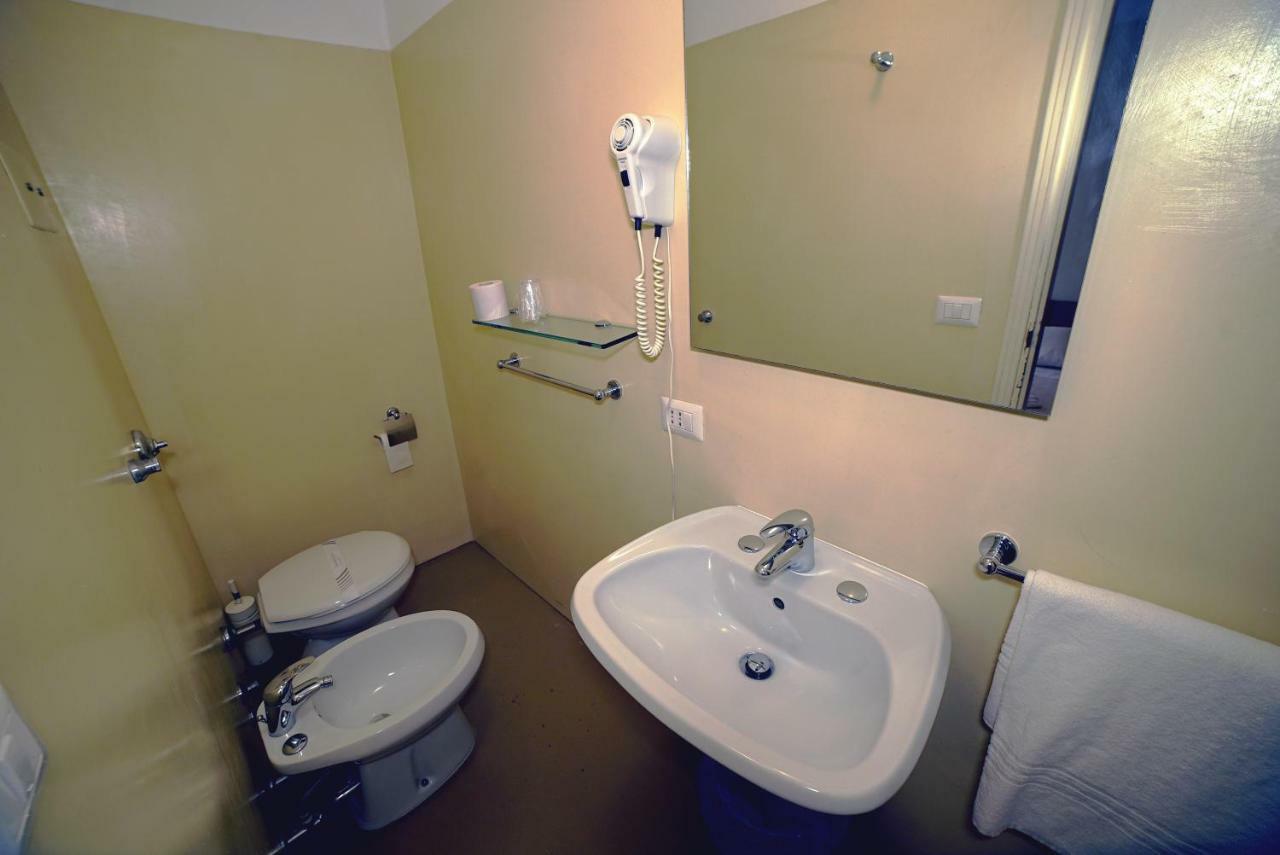 Kleines Doppelzimmer mit eigenem externen Bad