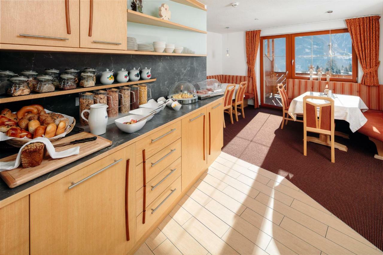 Doppelzimmer mit Balkon (2 Erwachsene + 1 Kind)