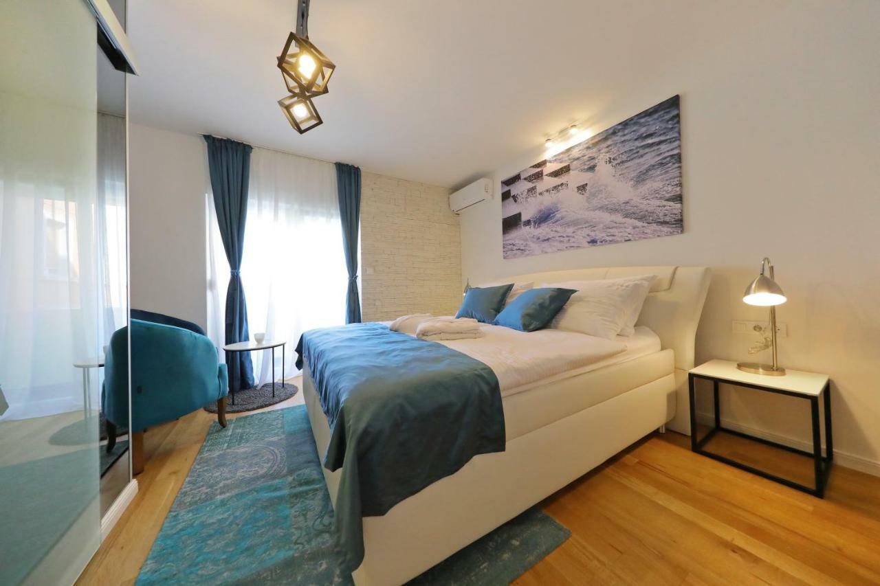 Zimmer mit Kingsize-Bett und Balkon