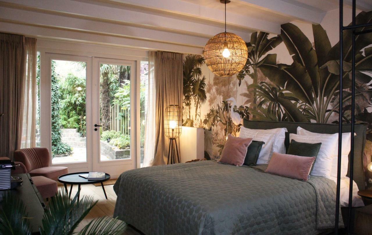 Zimmer mit Kingsize-Bett und Gartenblick.
