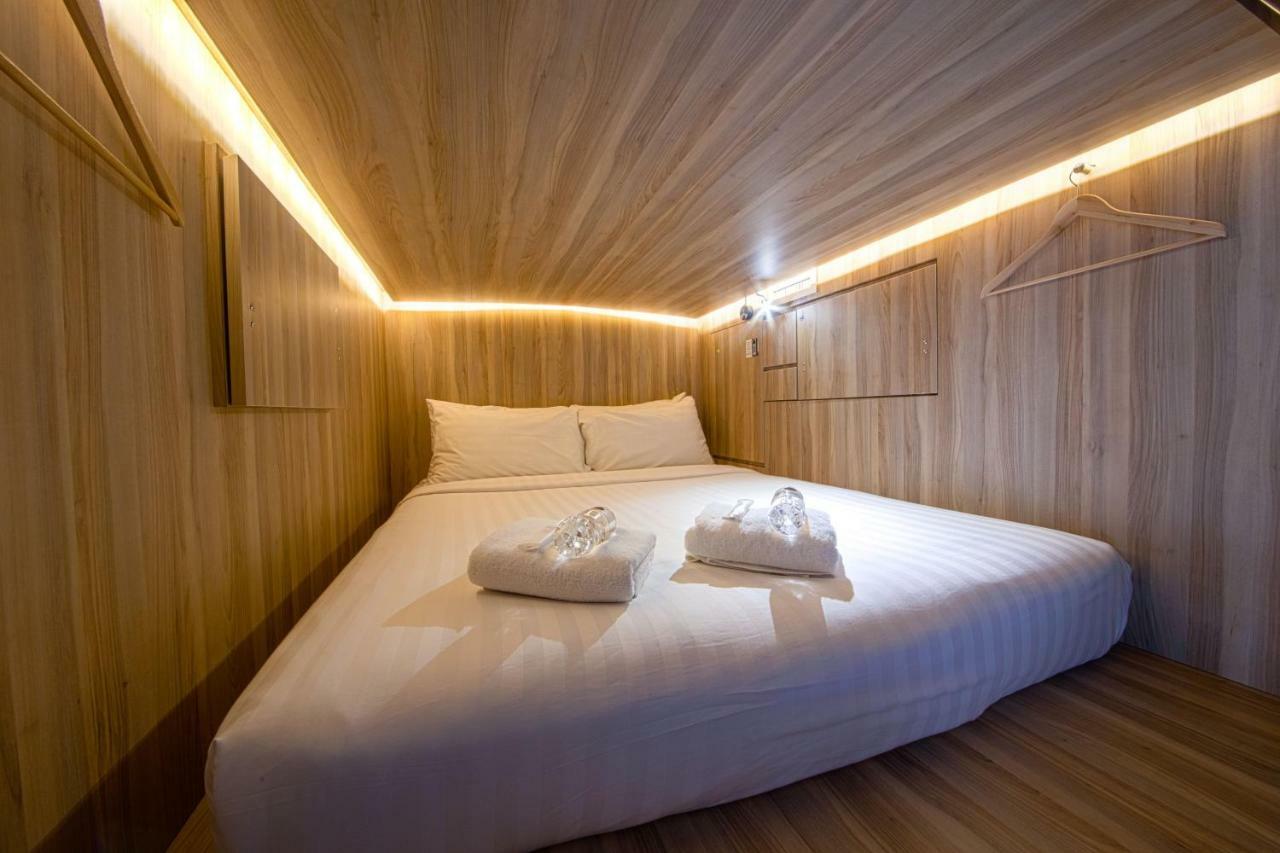 Kapsel mit Queensize-Bett im gemischten Schlafsaal