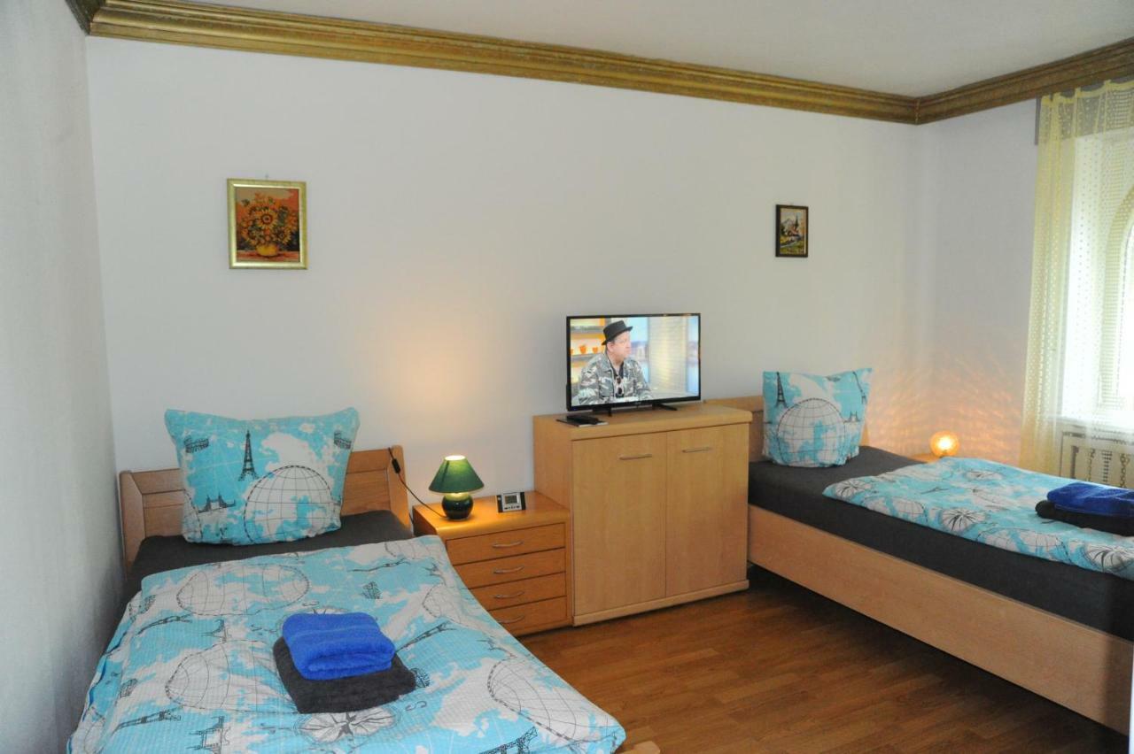 Zweibettzimmer mit Gemeinschaftsbad und Küche