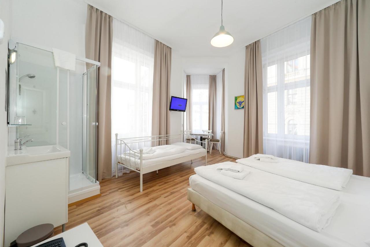 Dreibettzimmer mit Gemeinschafts-WC