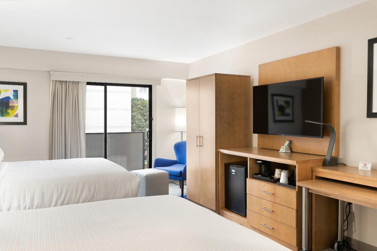 Zimmer mit 2 Queensize-Betten und Balkon