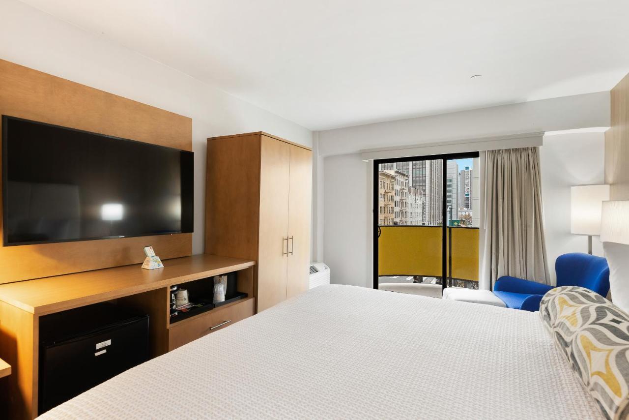 Zimmer mit Kingsize-Bett, Schlafsofa und Terrasse