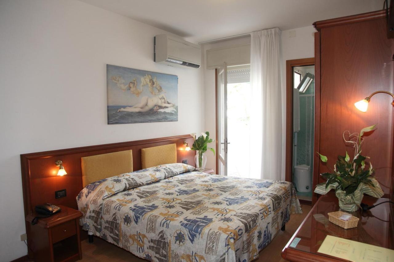 Doppel-/Zweibettzimmer mit Balkon